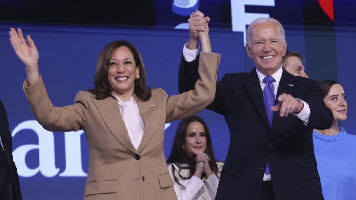 Biden, junto a Kamala Harris este lunes en la convención demócrata.