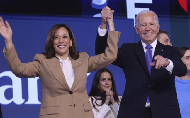 Biden, junto a Kamala Harris este lunes en la convención demócrata. / EFE Biden, junto a Kamala Harris este lunes en la convención demócrata.