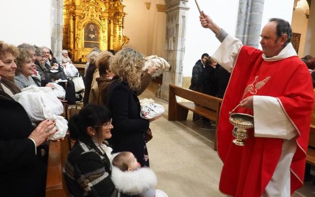 La bendición de las tortas y los alimentos acostumbran a ser multitudinarias en Soraluze.