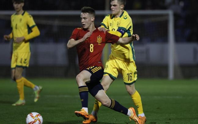 Turrientes conduce el balón en un España-Lituana con la sub'21. / BALLESTEROS