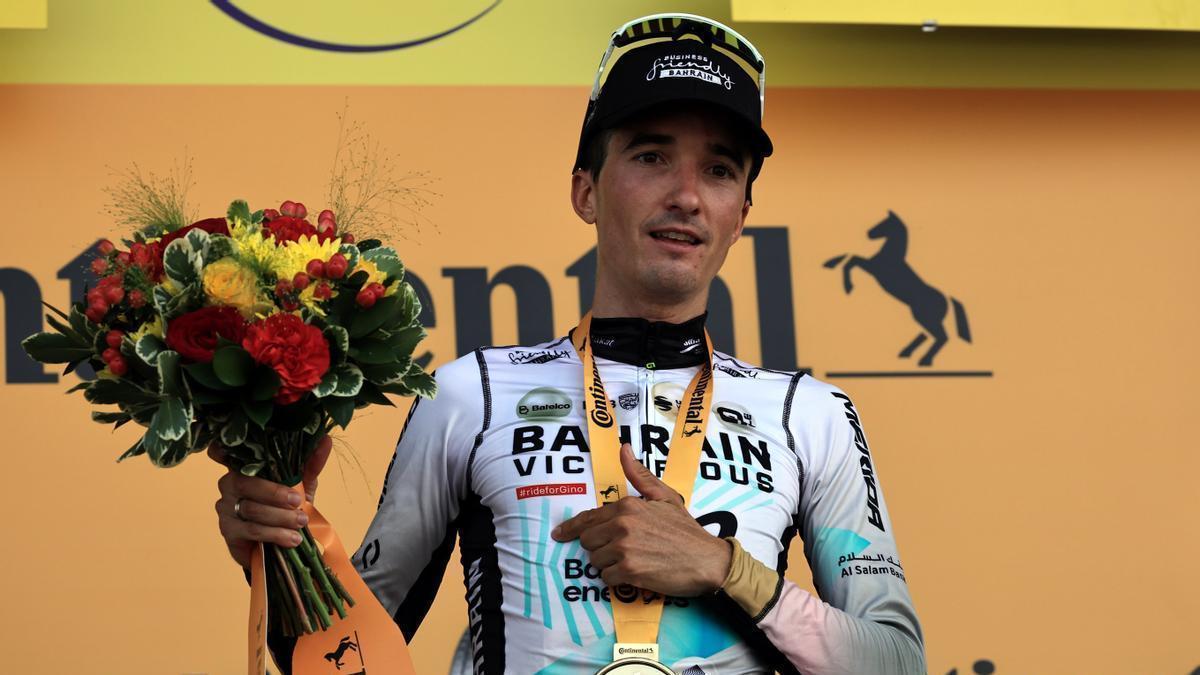 Pello Bilbao en el podio del Tour tras ganar la etapa de Issure.