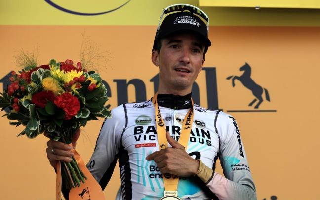 Pello Bilbao en el podio del Tour tras ganar la etapa de Issure.