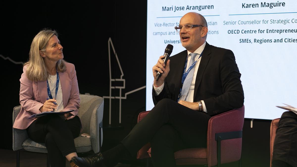 Ketels, en el foro sobre productividad junto a la moderadora Mari José Aranguren, vicerrectora de Relaciones Institucionales de la Universidad de Deusto.