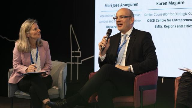 Ketels, en el foro sobre productividad junto a la moderadora Mari José Aranguren, vicerrectora de Relaciones Institucionales de la Universidad de Deusto.