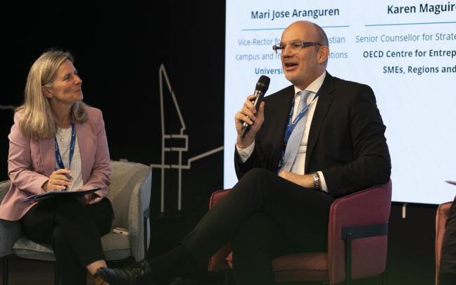 Ketels, en el foro sobre productividad junto a la moderadora Mari José Aranguren, vicerrectora de Relaciones Institucionales de la Universidad de Deusto.
