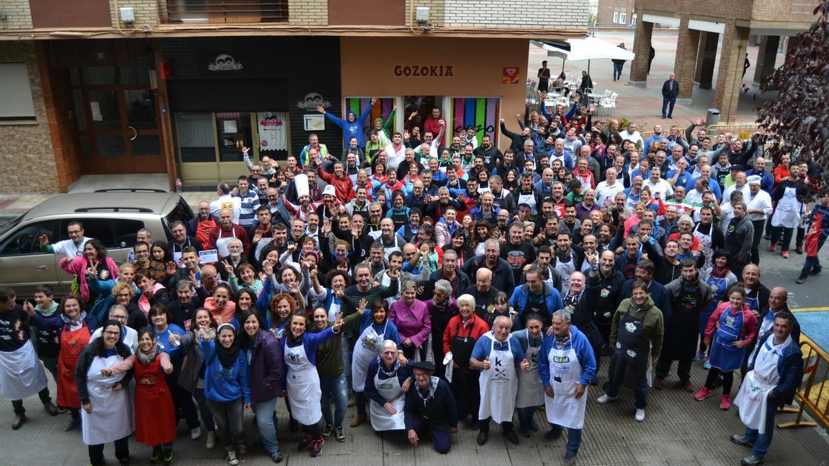 Participantes en una pasada edición del concurso de marmitako de Latiorro en Laudio