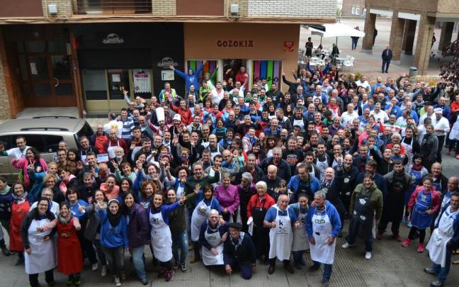 Participantes en una pasada edición del concurso de marmitako de Latiorro en Laudio