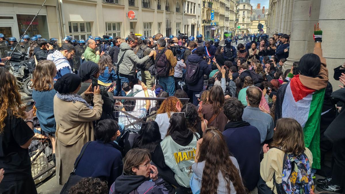 Estudiantes se manifiestan frente a la Universidad de La Sorbona por Palestina, en París.