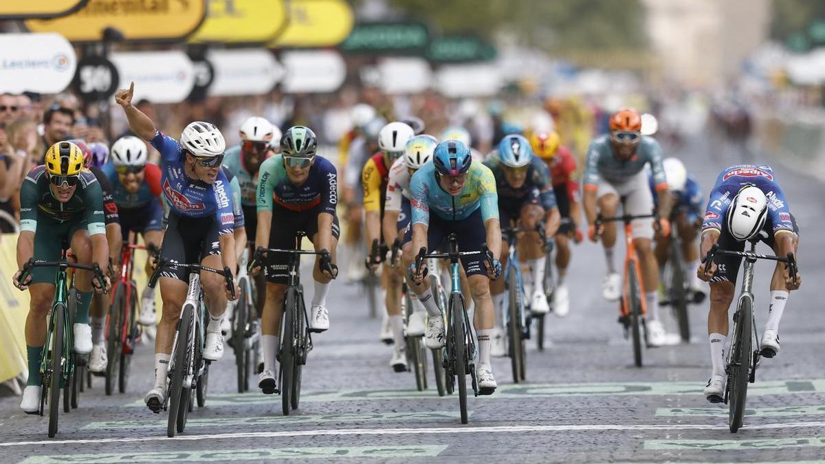 Philipsen celebra la victoria de Van der Poel.