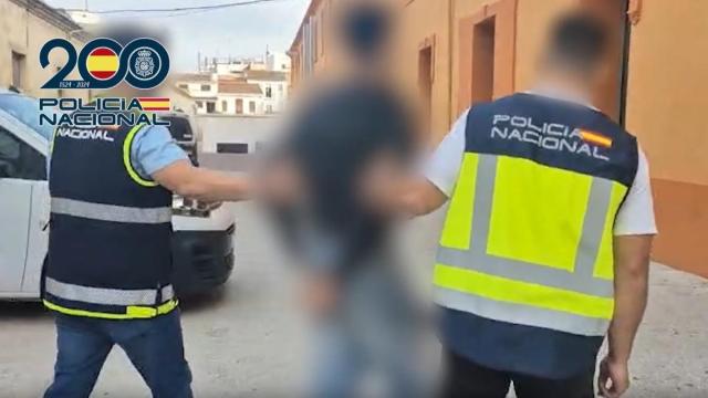 Agentes de la Policía Nacional han detenido en la mañana de esta viernes en la localidad de Alfafar (Valencia) a un joven de 18 años, miembro de la red Blocus Vlc, por presuntamente "instigar a fabricar y arrojar cócteles molotov".