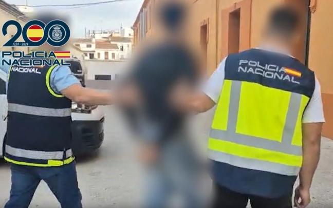 Agentes de la Policía Nacional han detenido en la mañana de esta viernes en la localidad de Alfafar (Valencia) a un joven de 18 años, miembro de la red Blocus Vlc, por presuntamente "instigar a fabricar y arrojar cócteles molotov".