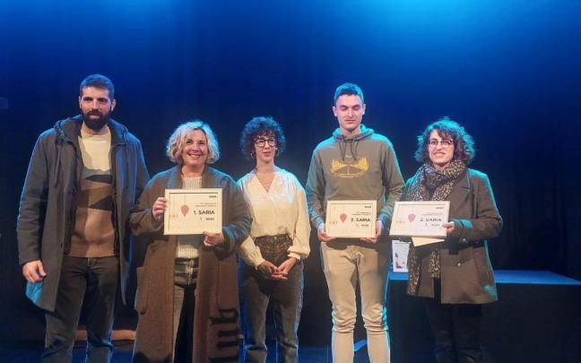 Premiados en una edición anterior del concurso posan con sus premios.