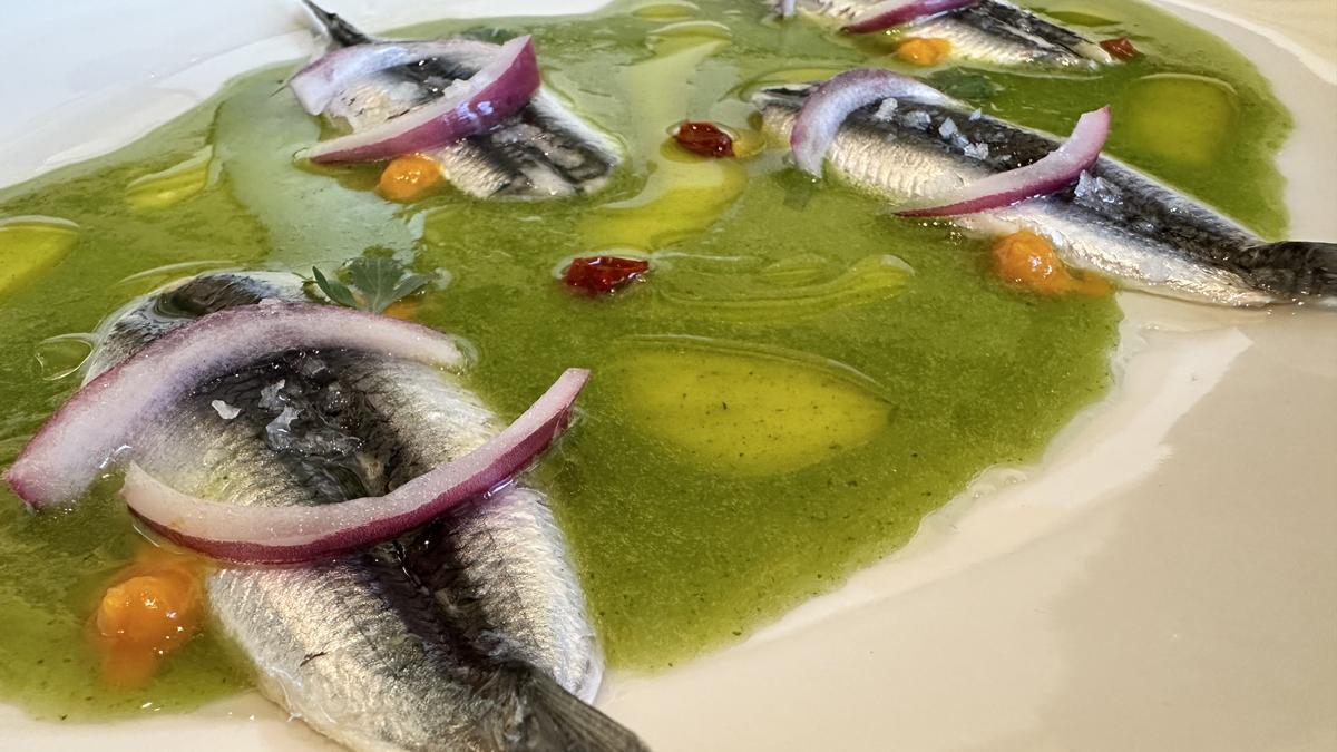 Boquerón con leche de tigre y aceite de cilantro.