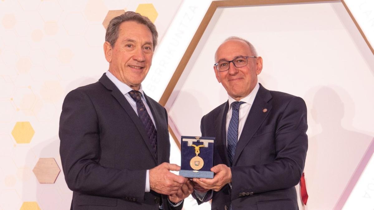 Mikel Sanchez doktoreak Arabako Domina jaso du, ikerketa eta berrikuntza medikoan egindako ibilbideagatik.