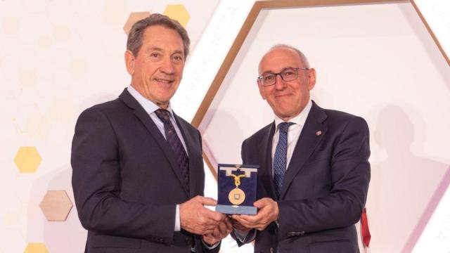 Mikel Sanchez doktoreak Arabako Domina jaso du, ikerketa eta berrikuntza medikoan egindako ibilbideagatik.