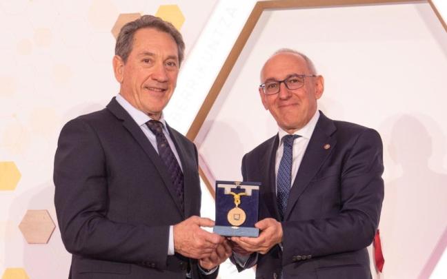 Mikel Sanchez doktoreak Arabako Domina jaso du, ikerketa eta berrikuntza medikoan egindako ibilbideagatik.