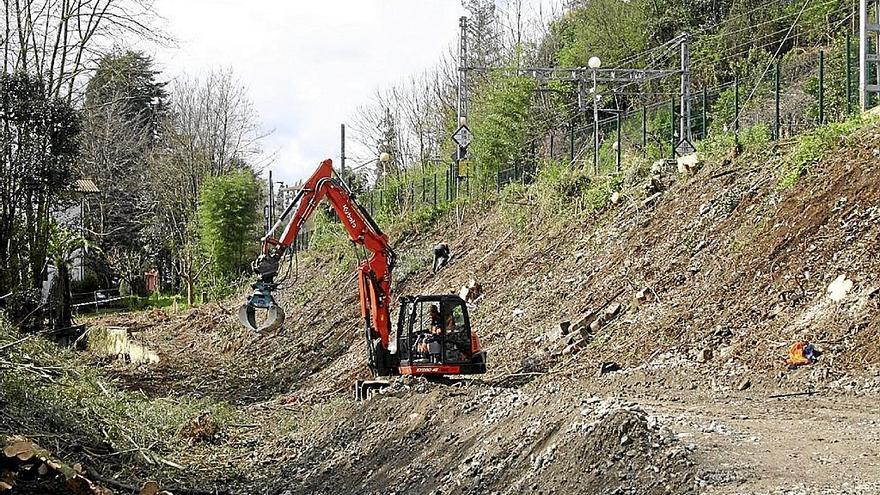 Obras que se están acometiendo para acondicionar el paseo entre Portu y Karabel.