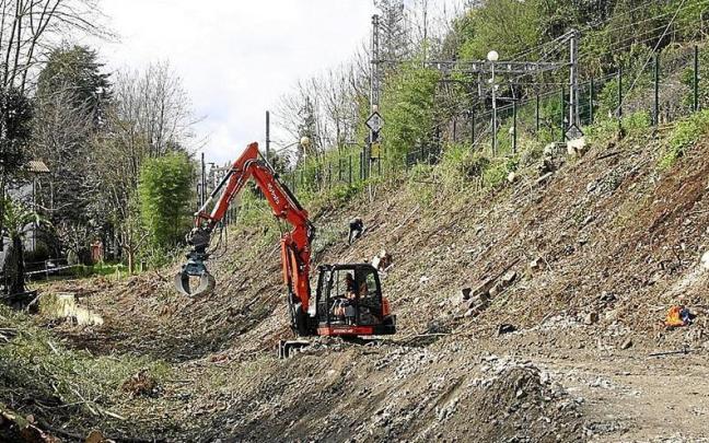 Obras que se están acometiendo para acondicionar el paseo entre Portu y Karabel.