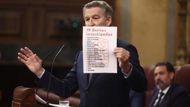 El presidente del PP, Alberto Núñez Feijóo, interviene durante una sesión plenaria en el Congreso de los Diputados.