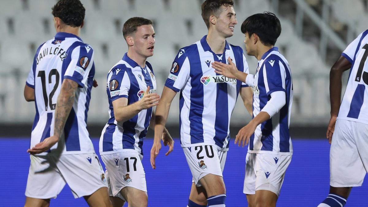 Los jugadores de la Real celebran el triunfo en Belgrado ante Maccabi. / ANDREJ CUKIC