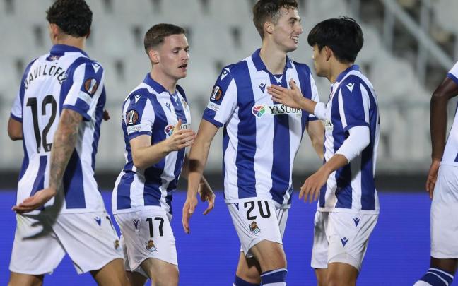 Los jugadores de la Real celebran el triunfo en Belgrado ante Maccabi. / ANDREJ CUKIC