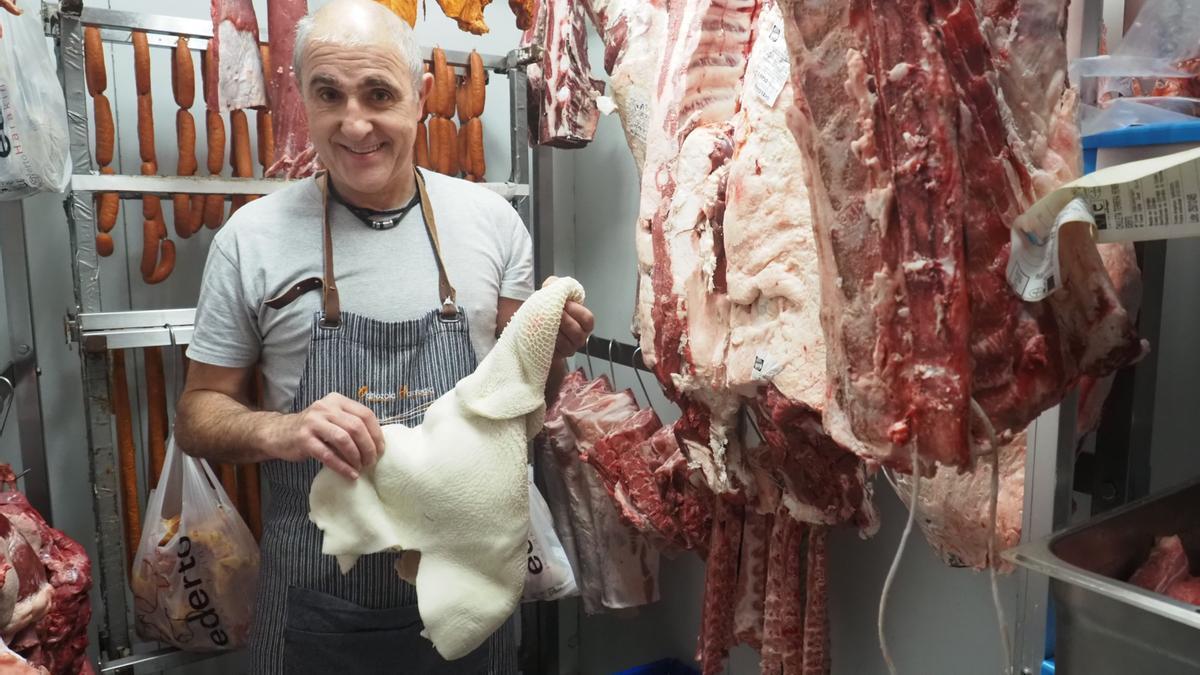 Valentín Odriozola posa con un pedazo de la tripa que luego utiliza para elaborar sus deliciosos callos.