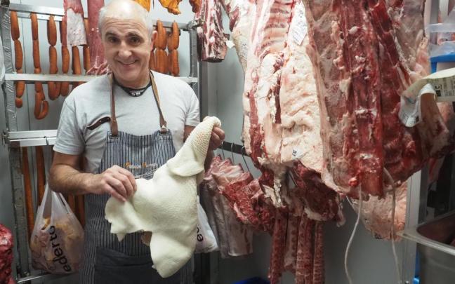 Valentín Odriozola posa con un pedazo de la tripa que luego utiliza para elaborar sus deliciosos callos. / Aitor Valentín Odriozola posa con un pedazo de la tripa que luego utiliza para elaborar sus deliciosos callos.
