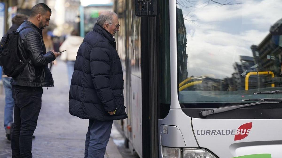 El Gobierno español todavía no ha aclarado si mantendrá los descuentos en el transportes más allá del 31 de diciembre cuando expiran.