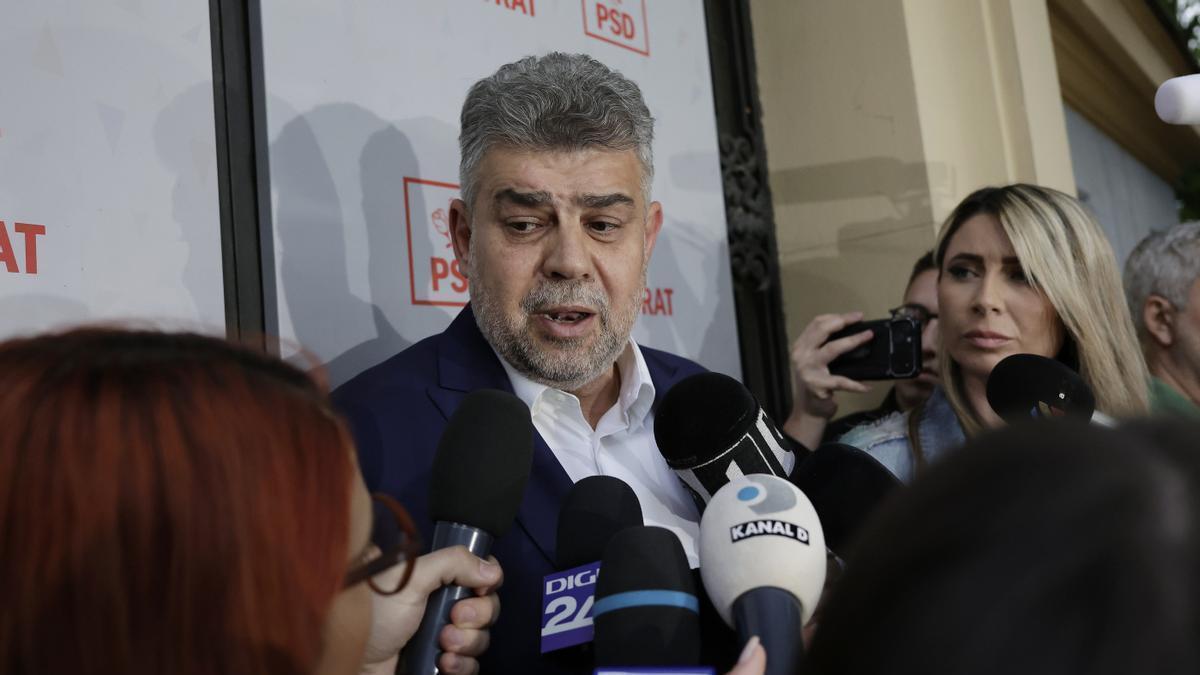 El socialdemócrata Marcel Ciolacu atiende a los medios.