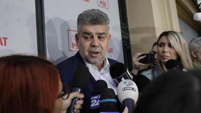 El socialdemócrata Marcel Ciolacu atiende a los medios. / EFE El socialdemócrata Marcel Ciolacu atiende a los medios.