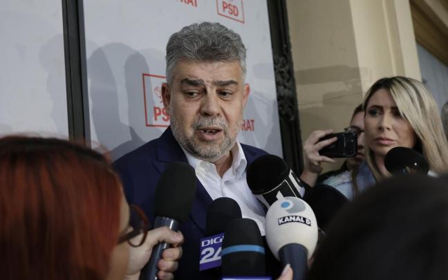 El socialdemócrata Marcel Ciolacu atiende a los medios.