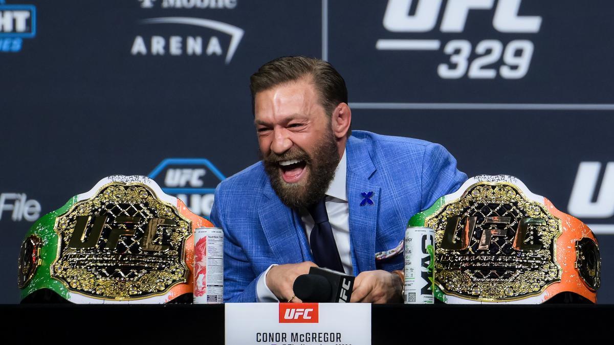 Conor McGregor en la rueda de prensa previa a su combate frente a Max Holloway.