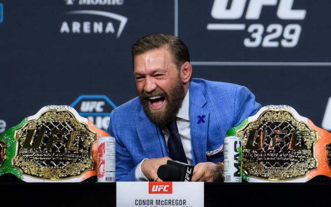 Conor McGregor en la rueda de prensa previa a su combate frente a Max Holloway.