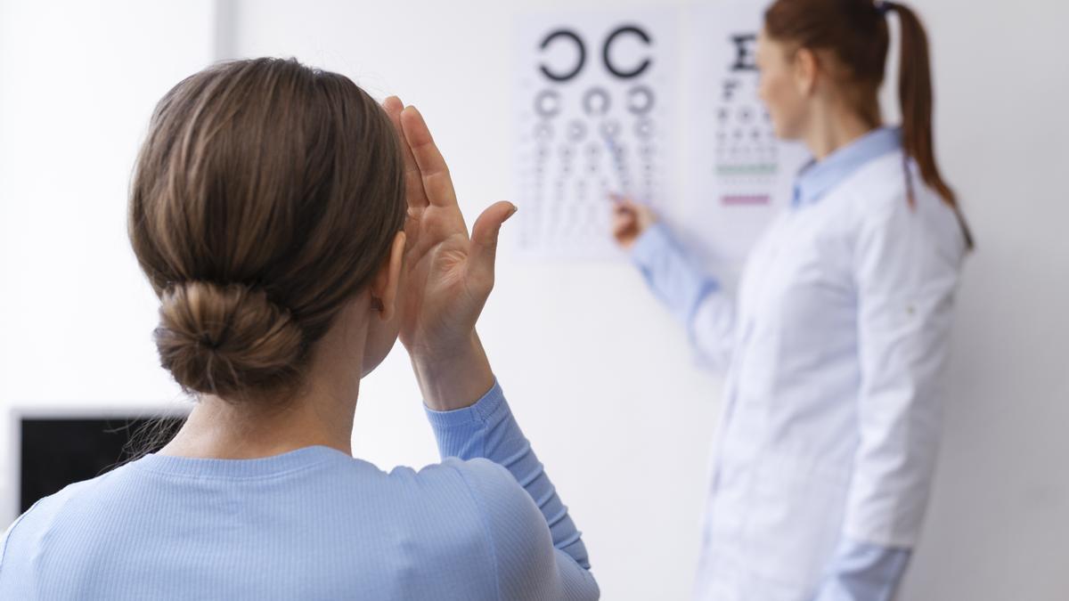 Una mujer se examina la vista en el oftalmólogo