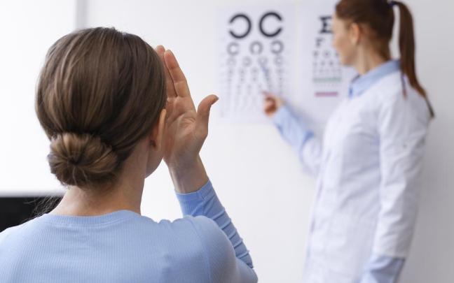 Una mujer se examina la vista en el oftalmólogo