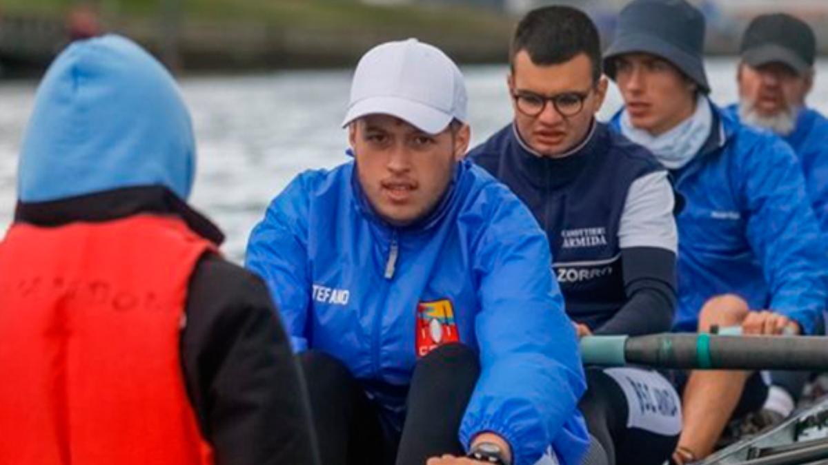 Personas participando en una regata inclusiva.