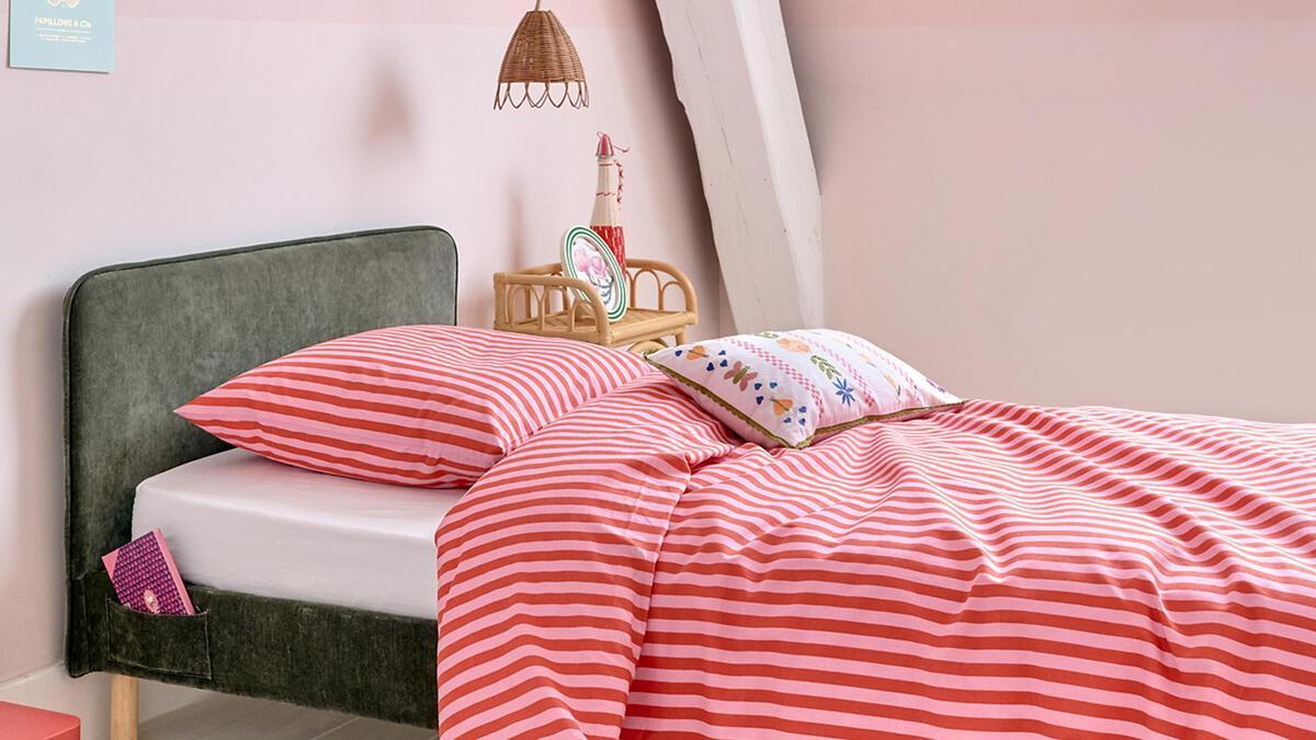 Habitación juvenil que combina rojos y rosas creando un resultado fresco y original.