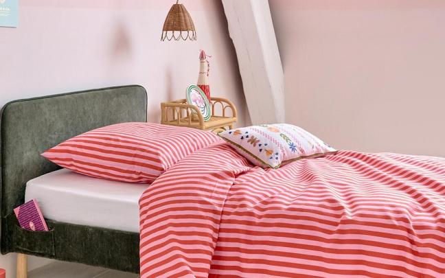 Habitación juvenil que combina rojos y rosas creando un resultado fresco y original.