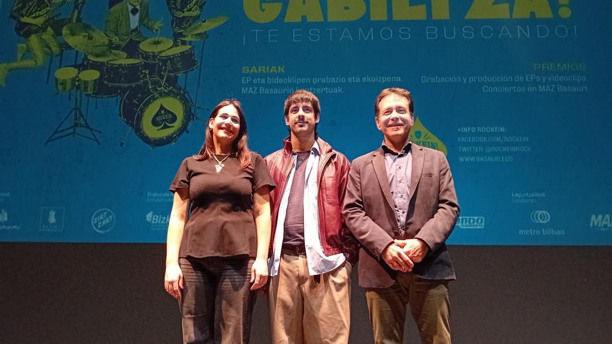 La diputada foral Leixuri Arrizabalaga, el artista Ben Santana y el alcalde Asier Iragorri en la presentación de Rockein 2025
