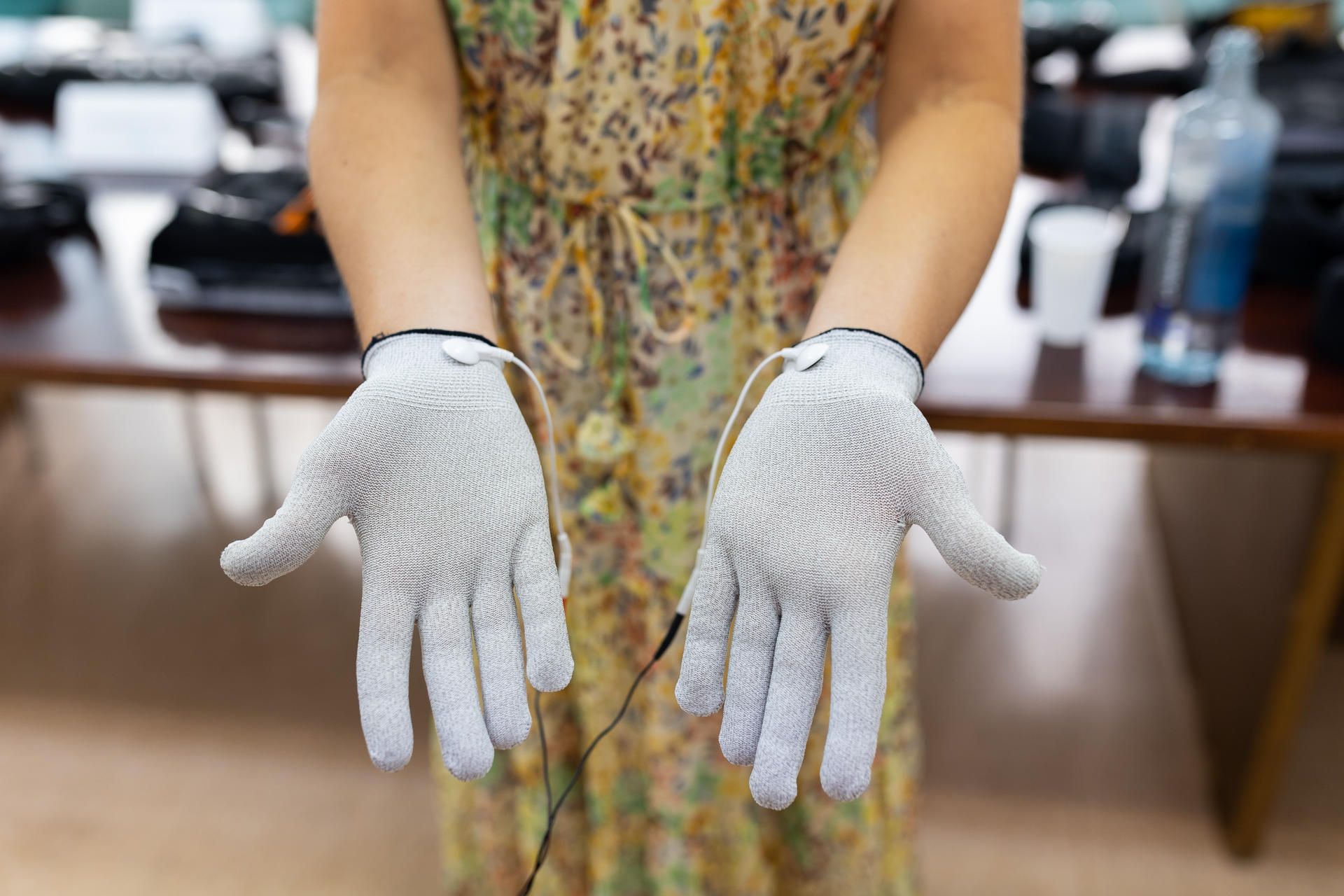 Unos guantes que al ponértelos simulan tener párkison