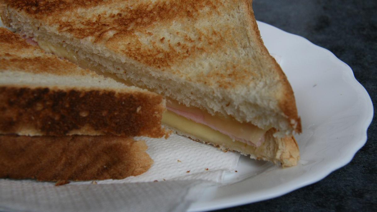 Un sandwich de jamón y queso, mixto o bikini.