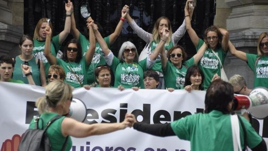 Trabajadoras de las residencias de Bizkaia en una movilización.