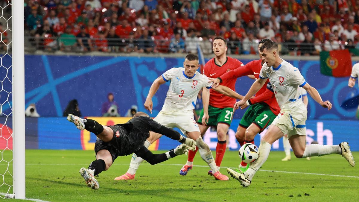 La desafortunada jugada del primer gol de Portugal, anotado en propia puerta por el checo Robin Hranac.