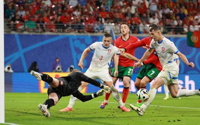 La desafortunada jugada del primer gol de Portugal, anotado en propia puerta por el checo Robin Hranac. / EFE La desafortunada jugada del primer gol de Portugal, anotado en propia puerta por el checo Robin Hranac.