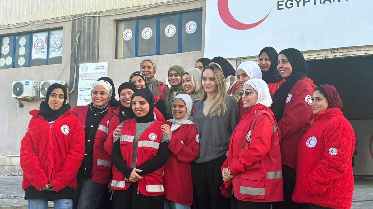 Angelina Jolie, con volutarias en Rafah.