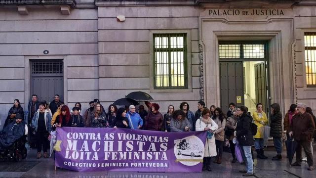 Concentración feminista ante la Audiencia de Pontevedra