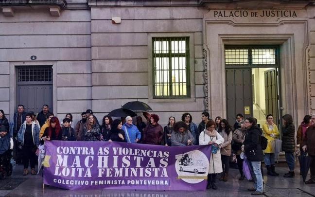 Concentración feminista ante la Audiencia de Pontevedra