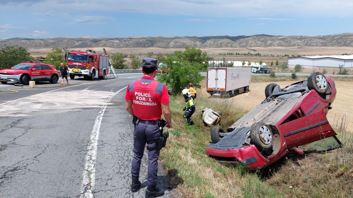 Agentes de Policía Foral atienden a los heridos en el lugar del accidente.
