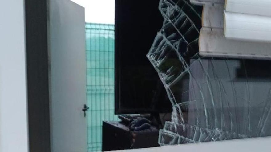 Accedieron al recinto de forma violenta, destrozando por completo el cristal y la persiana de la oficina de recepción