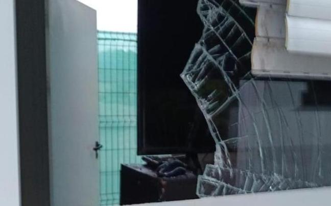 Accedieron al recinto de forma violenta, destrozando por completo el cristal y la persiana de la oficina de recepción